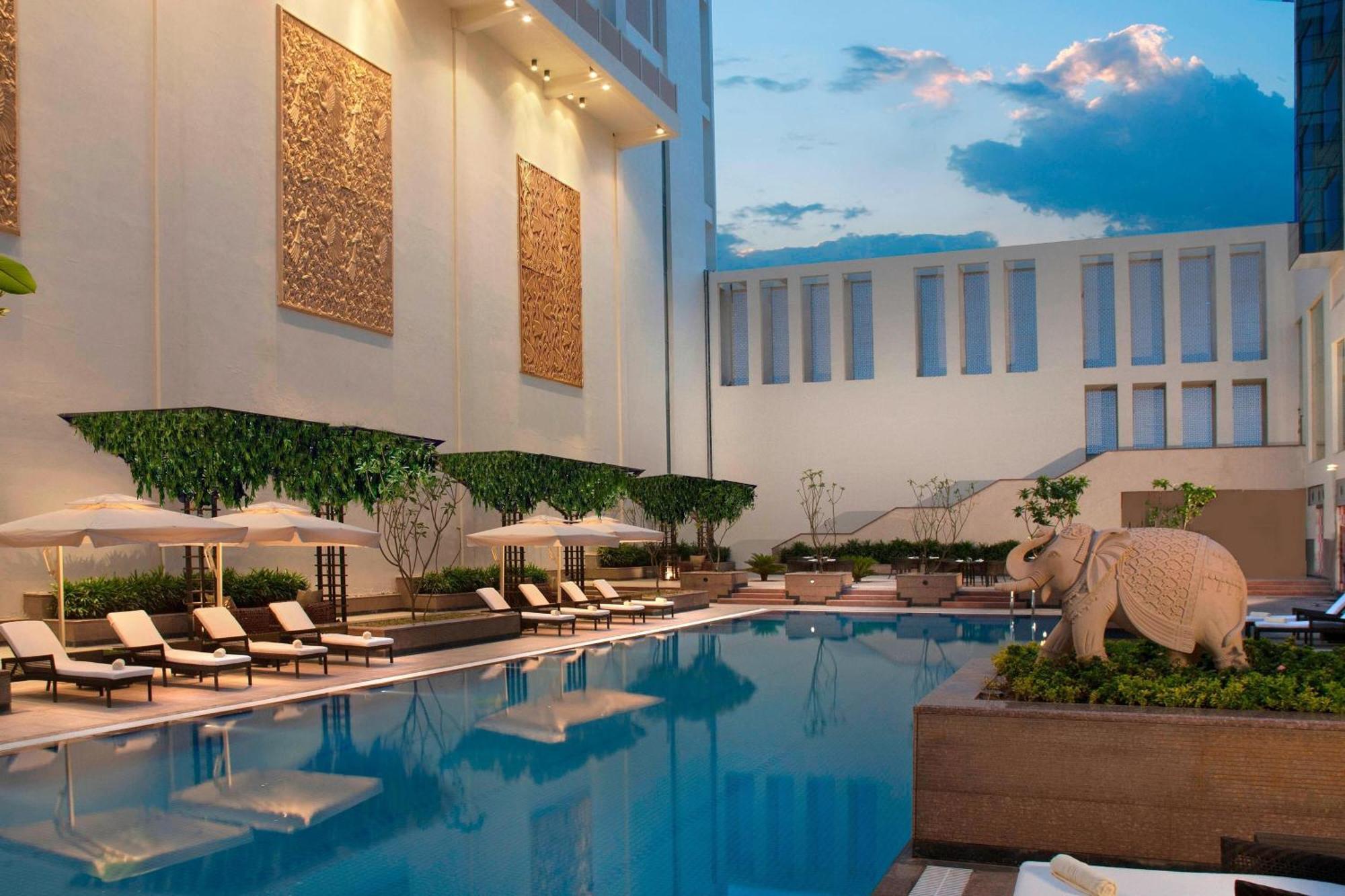 자이푸르 메리어트 호텔 외부 사진 The pool at the Taj Mahal Palace