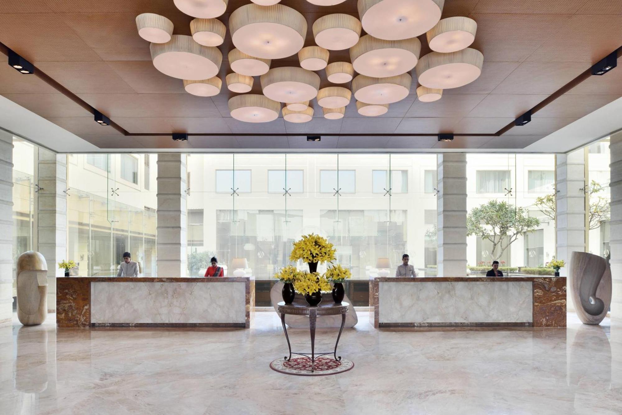 자이푸르 메리어트 호텔 외부 사진 The lobby of the hotel