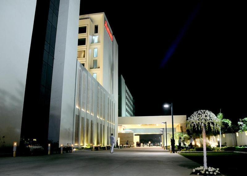 자이푸르 메리어트 호텔 외부 사진 The hotel at night