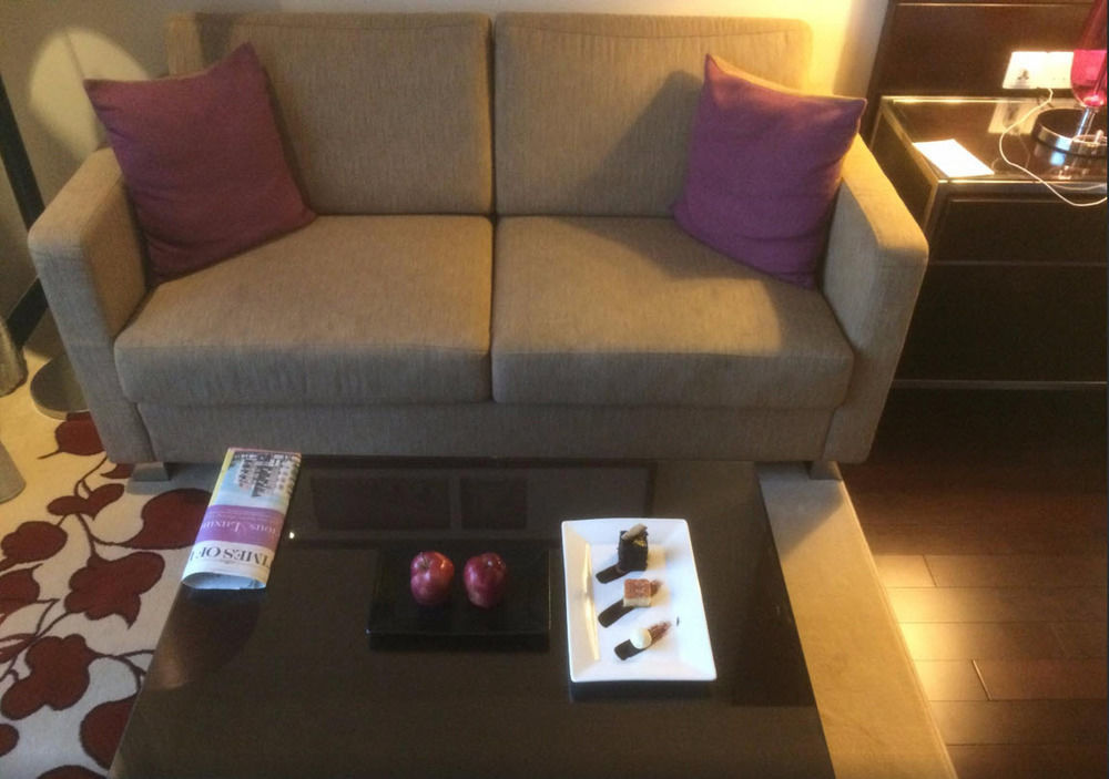 자이푸르 메리어트 호텔 외부 사진 A sofa in a hotel room