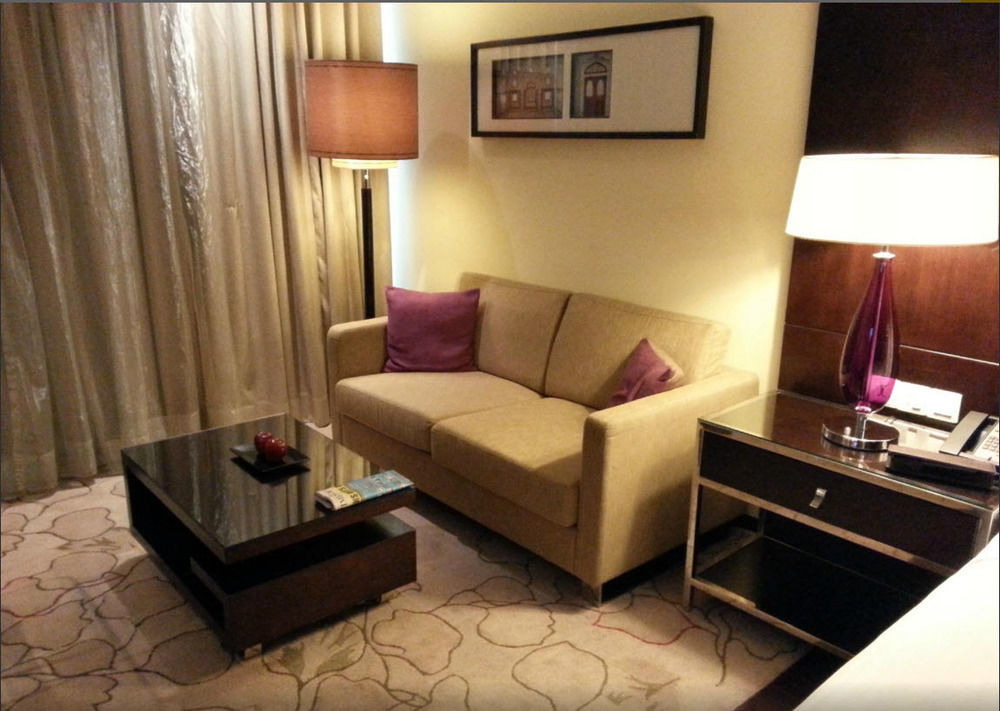 자이푸르 메리어트 호텔 외부 사진 A sofa in a hotel room