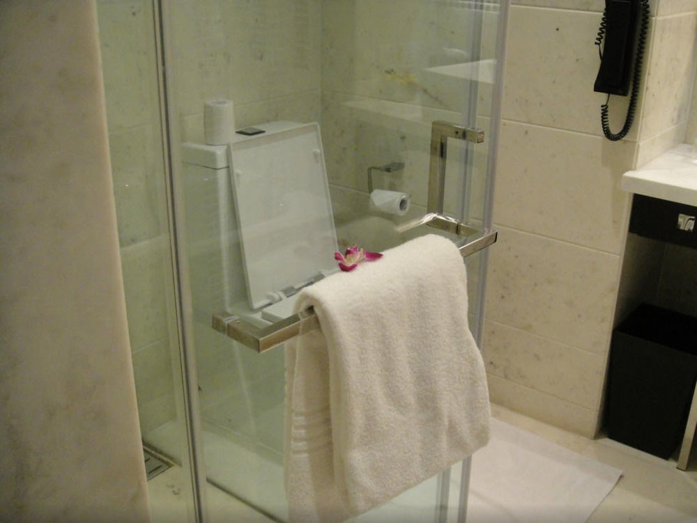자이푸르 메리어트 호텔 외부 사진 A shower door