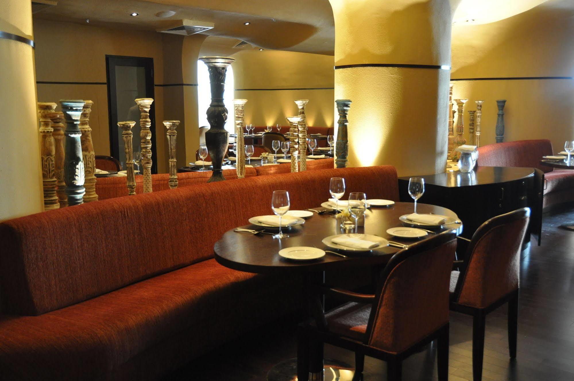 자이푸르 메리어트 호텔 외부 사진 The interior of the restaurant