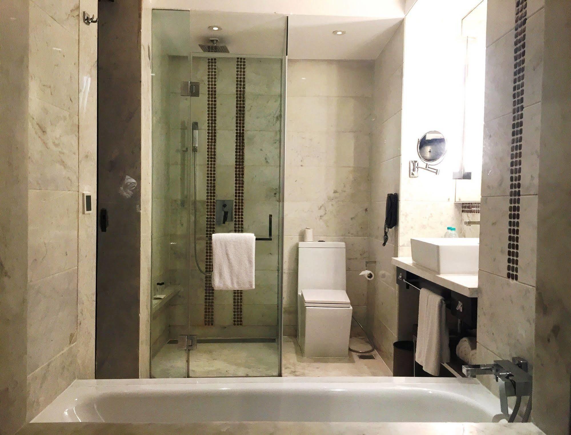 자이푸르 메리어트 호텔 외부 사진 A bathroom with a shower enclosure and a bathtub