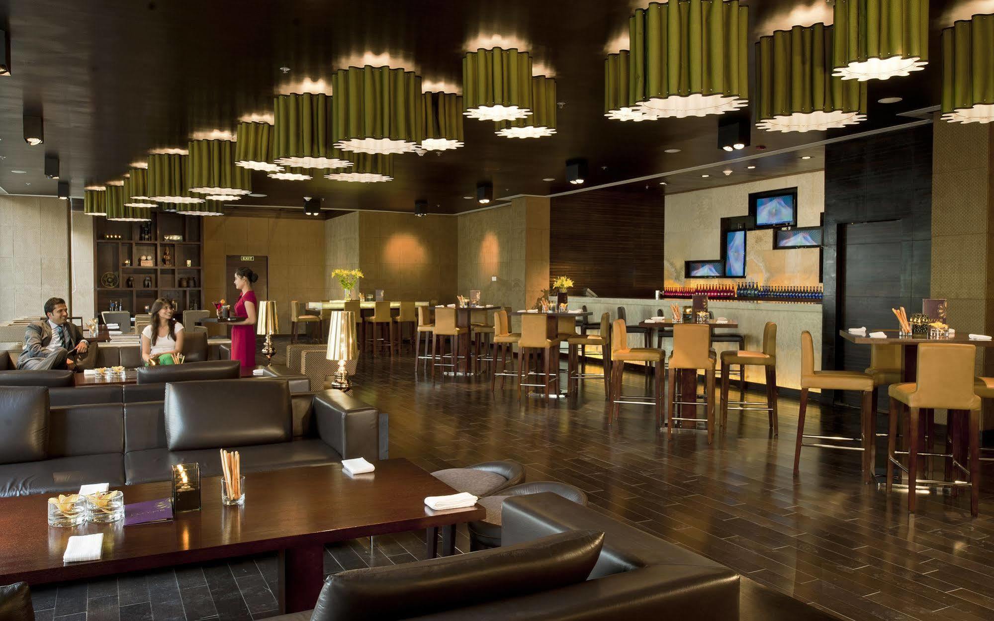 자이푸르 메리어트 호텔 외부 사진 The interior of the lounge