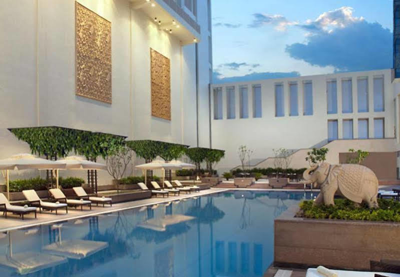 자이푸르 메리어트 호텔 외부 사진 The pool at the Taj Bengal
